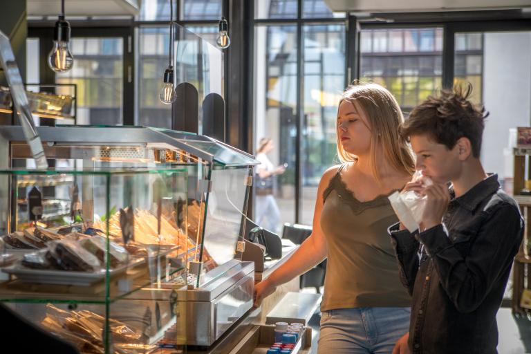 Jongen en meisje kopen een snack