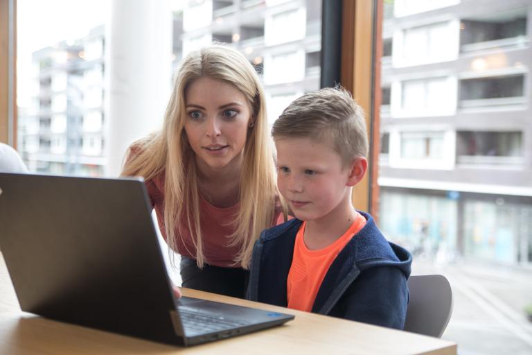Dame en jongen met laptop