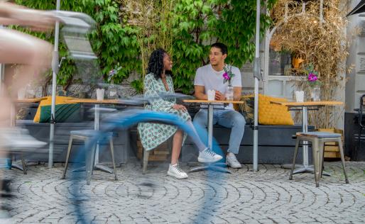 Jonge man en jonge vrouw op terras