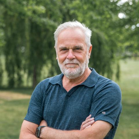 Man met baard portret in groen landscape