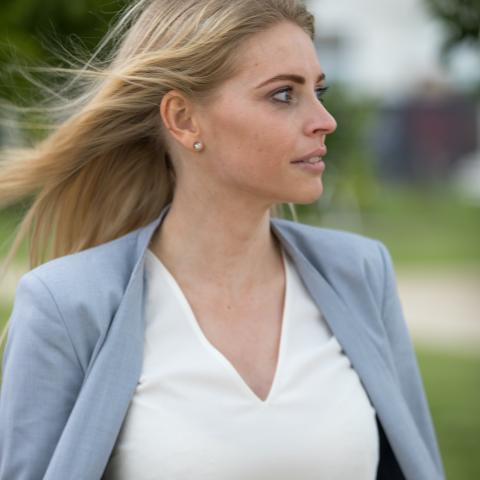 Vrouw kijkt weg