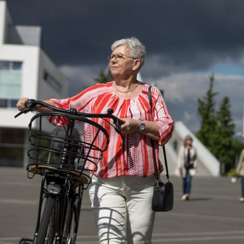 Senior dame met fiets