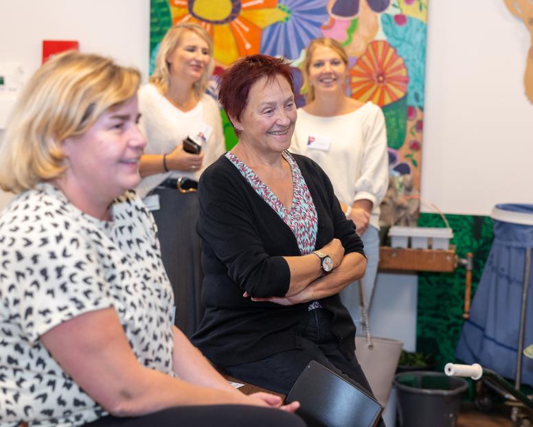 =2 dames van dagbesteding in gesprek meet mondriaan 