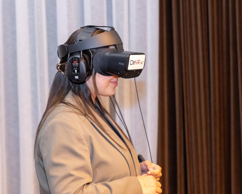 =meisje draagt vr bril meet mondriaan