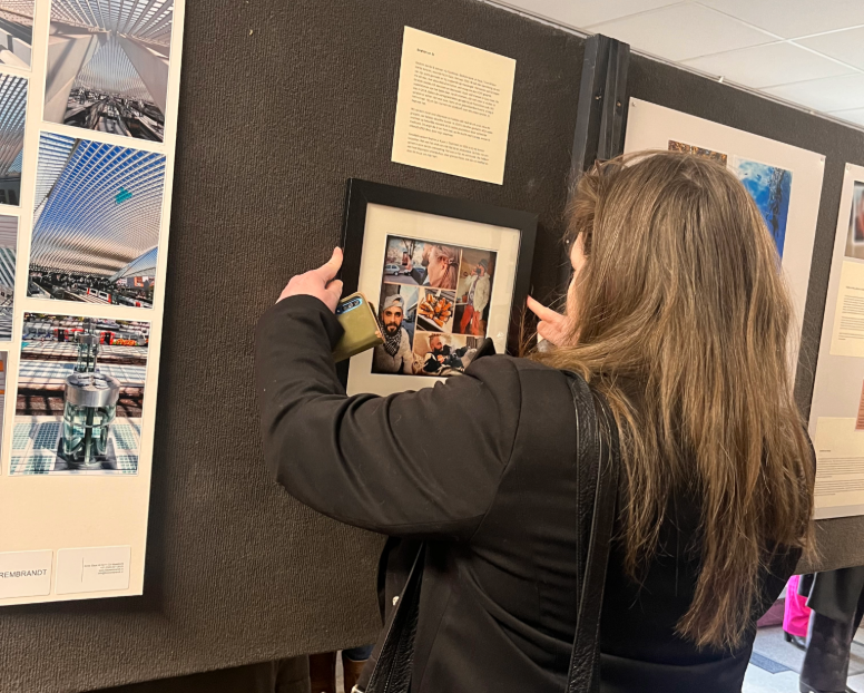 =Cliënt hangt eigen werk op bij foto-expositie